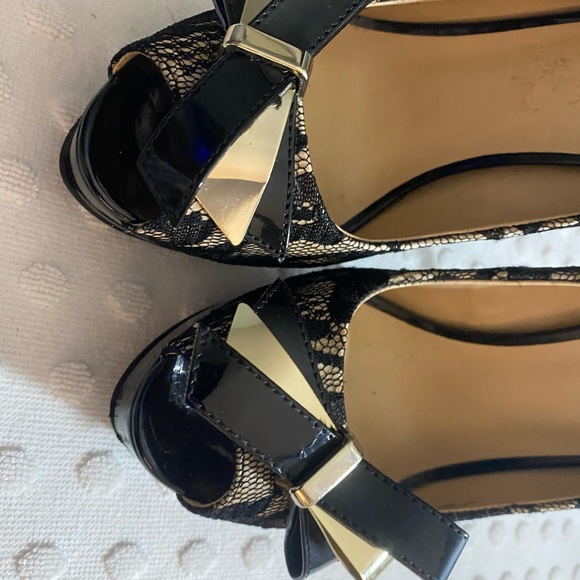 Guess lace peep toe pumps with a metal bow on the toe - Picture 9 of 16